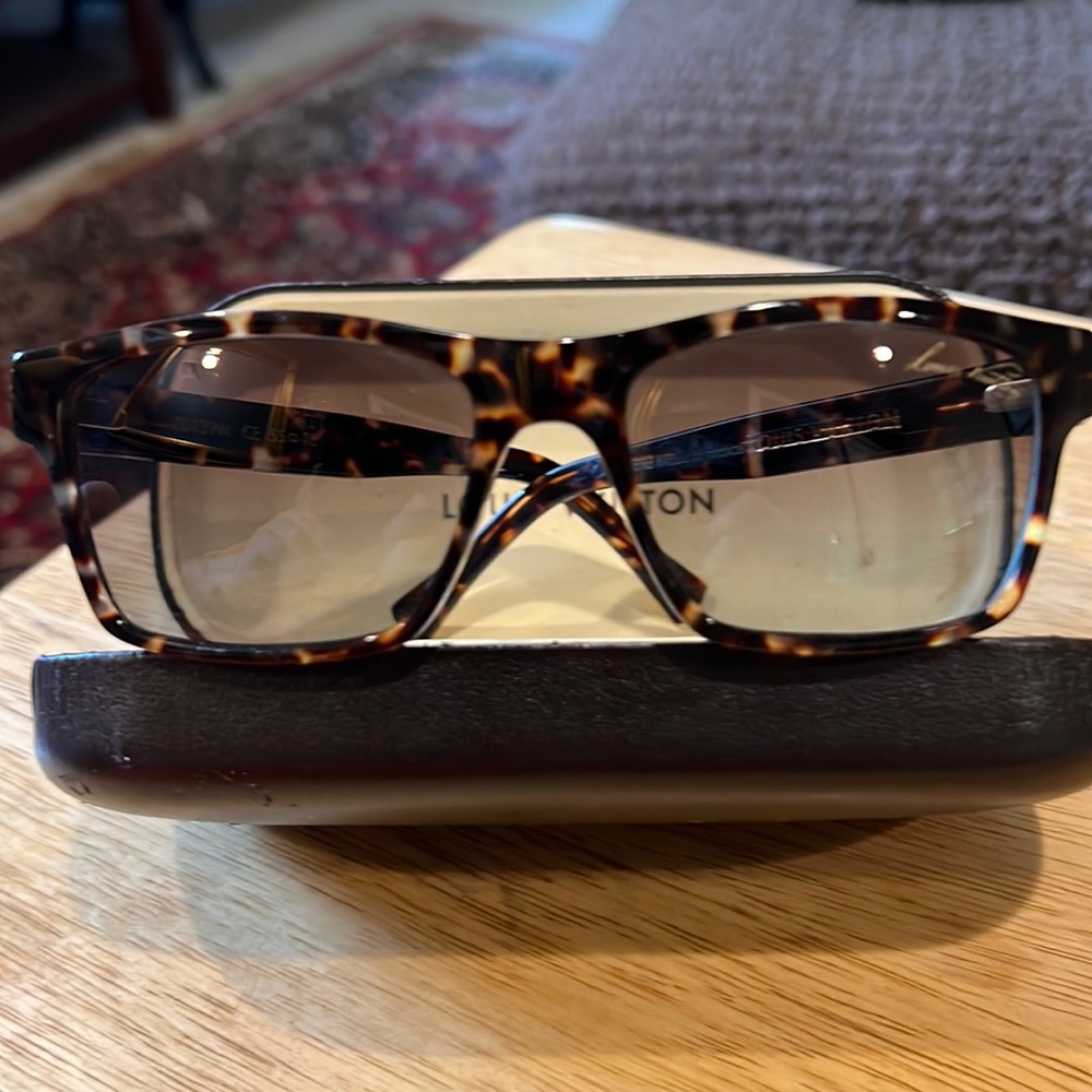 Louis Vuitton Tortoise Shell Style Sunglasses item number: z0139w CE 55 18 C0018